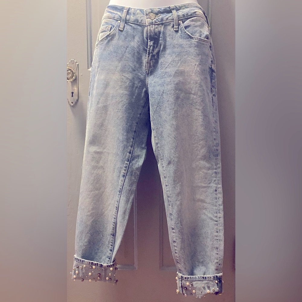 Pearl-Embellished Jeans – Effortless Elegance with a Modern Twist